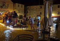 STRKA I PANIKA "Plimni val potopio Stari Grad na Hvaru: "More je bilo do koljena!"