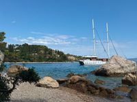 SPLIT Turisti u panici: "Ovaj jedrenjak stoji nekoliko metara od obale i diže dron iznad nudističke plaže"
