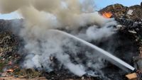 BUĐENJE UZ DIM NA HVARU: Izbio požar na lokalnom smetlištu, vatrogasci se bore s vatrom od 5 ujutro