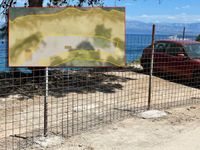 Suvlasnici parcele okružene pomorskim dobrom na Šolti uzvratili: „Nismo ogradili more, nego štitimo privatno vlasništvo od otpada i ilegalnog parkinga okolnih apartmana!“