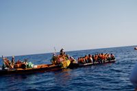 S pretrpanog broda spašeno više od 300 ljudi, od toga 40 djece