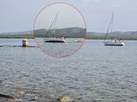 VIDEO: SREĆA U NESREĆI Organizatori betinskog maratona spasili nasukanog nautičara