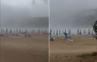 VIDEO Snažno nevrijeme u Rabu počupalo prazne ležaljke, poslagane po plaži - Pogledajte snimku!
