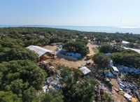 Građani se žale na otpad i nesnosan smrad kod ulaza u kamp Straško na Pagu. Iz Kampa poručuju: "Razvrstavamo otpad već 20 godina"