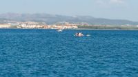 VIDEO: SUP daskom i dječjim gumenjakom na napuhavanje s djecom krenuli preko jednog od najprometnijih kanala u Dalmaciji!