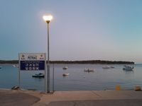 ŠEST GODINA INSTITUCIONALNOG PING-PONGA: Na rabskim plažama izbrojano 45 ilegalnih bova, a uklonio ih nije – nitko!