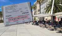 Engleski natpis na splitskom računu potaknuo raspravu: "Očekuje li se napojnica i od domaćih ili samo od stranaca?"