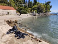 GEJZIR GOVANA U OREBIĆU -  DIO DRUGI Komunalni redar ništa nije znao, pomorskog ni nemaju, a Vodovod se ne javlja! Iz hotela kažu: "More nije za kupanje!"