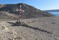 PAG Pravoslavni križ na spomen-obilježju žrtvama ustaških logora u uvali Slana netko obojao boje šahovnice s prvim bijelim poljem