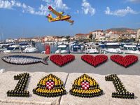 KAŠTEL STARI - 1000. i 1001. Milenijska fotografija Šime Strikomana: "Posvećene srdeli i vatrogascima"