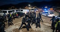 TERORIZAM BESPOSLENIH NIŠTAKORISTI NA AUTOCESTI A8: Maskirana skupina divljaka iz sačekuše napala navijače iz Pule, brza reakcija policije spriječila veće izgred