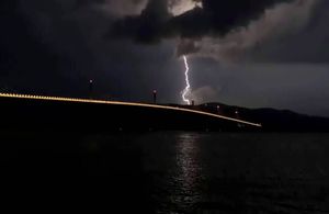 Kod Pelješkog mosta udario grom i uzrokovao požar