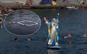 VIDEO U Rijeci na moru zaplivala krunica na mjestu ukazanja Gospe od supa