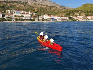 Otac s dvoje male djece veslao kajakom iz Postira prema Dugom Ratu! Nije uspio, pa ih spašavao HGSS