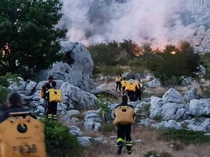 Na Velebitu gori već tjedan dana - Najveći problem su mine!