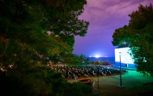 Ljetno kino Bačvice i ove sezone Splićanima služi kao oaza za opuštanje i bijeg od gužvi
