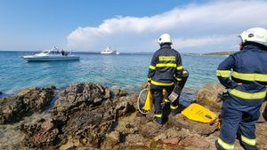 Zlarinske vatrogasce osvježili nautičari s jahte: "Neki mediji su to potpuno krivo shvatili"