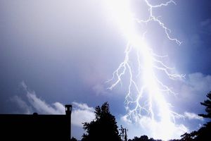 Kod Labina grom izazvao požar, zatražena pomoć i kanadera