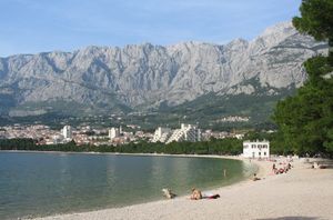 Privatni zaštitari i policija čuvaju plažu u Makarskoj, paze da nitko ne krade