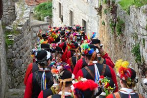 IZ LASTOVSKOG BURALA Priča o raskošnim Pokladima i predstavi građenoj stoljećima