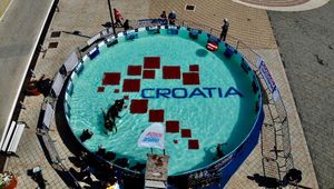 Pogled u plavo dolazi na otok Hvar u Stari Grad
povodom „Dana u Vali“