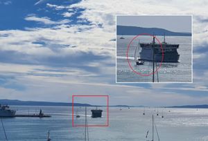 FOTO Uobičajen petak ispred splitske luke na rubu je tragedije: "Jedrilica siječe put trajektu!"