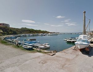 Lopov u Privlaci provalio u tri brodice i ukrao motor, spremnike za gorivo i brodsku opremu