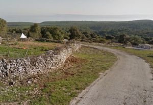 Na Braču izletio vozilom s makadama i udario u suhozid