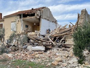 JE LI OVO NAPRAVILA PLINSKA BOCA? Jedna kuća u Preku do temelja uništena, a dvije većim dijelom!