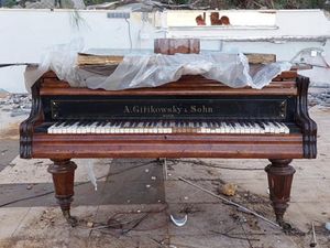 KULTUROLOŠKO DNO Netko je na splitskim Bačvicama ostavio koncertni klavir iz 19. stoljeća!