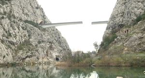 Omiški most nejednakih visina -Visinska razlika dvaju dijelova vidljiva i golim okom