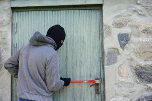 Čovjeku provalili u konobu i ukrali pršut i vino