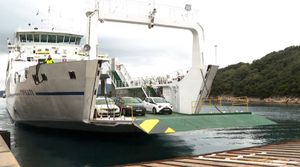 Trajekt Kornati na liniji Valbiska - Merag vozi i u zimskim danima - Dnevno odrade desetak vožnji
