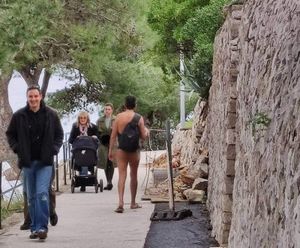 Cavtatskom šetnicom uz more prođirao potpuno gol muškarac