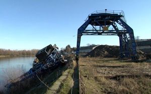 Srušila se lučka dizalica u Osijeku, jedna osoba teže ozlijeđena