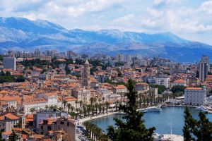Po splitskim zgradama osvanuli grafiti protiv Milanovića i Penave