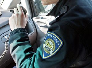 U prevrnutom BMW-u ostavio ozlijeđene turske migrante, policija ga traži