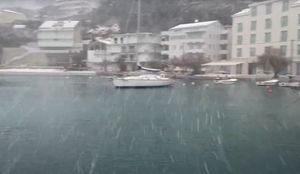 Snijeg se spustio do mora!