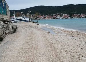 Stanovnici ne mogu iz Vinišća: "Jugo je izbacilo sav šljunak s plaže na cestu"