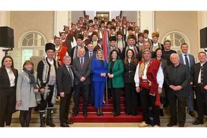 U Münchenu prijem sinjskih Alkara u Bavarskom parlamentu - Prezentiran konavoski vez, paški sir te fritule i hrvatska vina