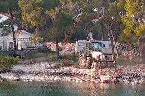 VIDEO Uhvaćen dok razvaljuje obalu bagerom kod Šibenika!  Pokušao pobjeći kad je vidio kameru, stigla ga policija...