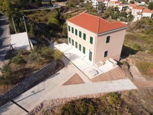 Nova Vinogradarska zbirka u obnovljenoj zgradi škole u Pitvama na otoku Hvaru