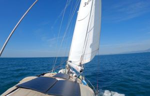 Solarna ploča za brodove s podlogom od karbonskih vlakana umjesto stakla