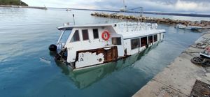 Putnički brod oštećen i djelomično potopljen u nevremenu na Velom Brijunu, u tijeku očevid o uzrocima nesreće