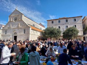 FOTO Sunce izmamilo brojne građana na bogat uskršnji doručak u Pagu