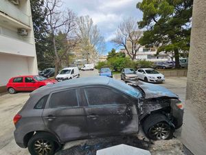Divljaci u Splitu zapalili automobil državnog inspektora