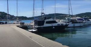 Ilegalna marina ispred restorana Gina u Tisnom