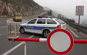 Njemica zaustavljena zbog bure, ali izvrijeđala policajce i nastavila vožnju