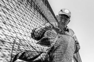RIBAR I FOTOGRAF Riječanin Ivan Kosić sa svojim radovima na izložbi u Malom Lošinju