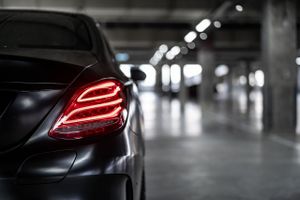 Nadrogiranom vozaču Mercedesa u Baškoj Vodi oduzeto vozilo